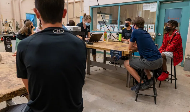 加拿大高校秋季上課學生.png 加拿大高校秋季上課學生.png